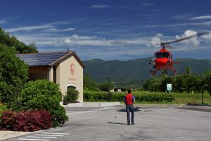 Le Manzane Press Tour 2016_atterraggio dell'elicottero Elifriulia sul piazzale della cantina Le Manzane