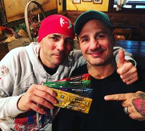 foto-valente-e-fragomeni-con-i-biglietti