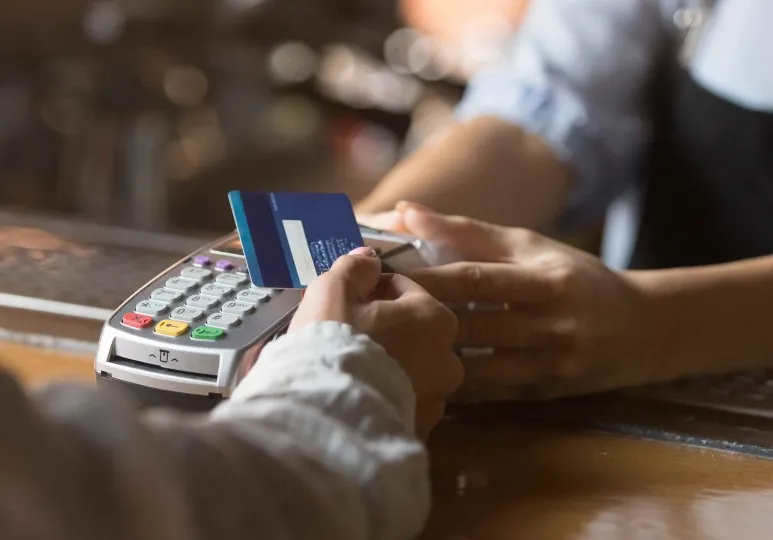 Pos, nel 2022 i costi per le imprese arrivano a 5 miliardi 