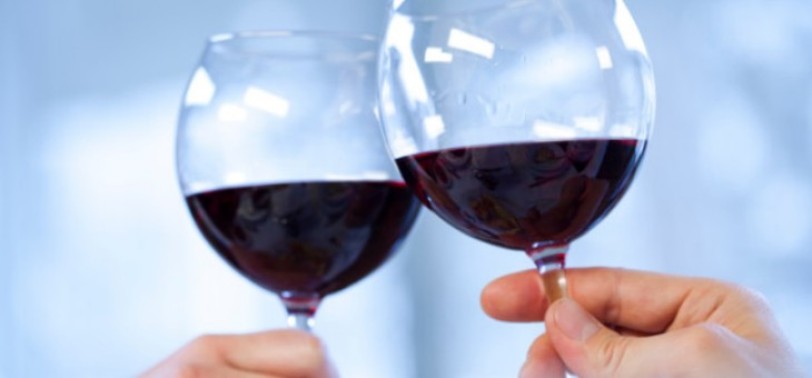 Bere vino consapevolmente, un'indagine evidenzia l'approccio moderato dei giovani