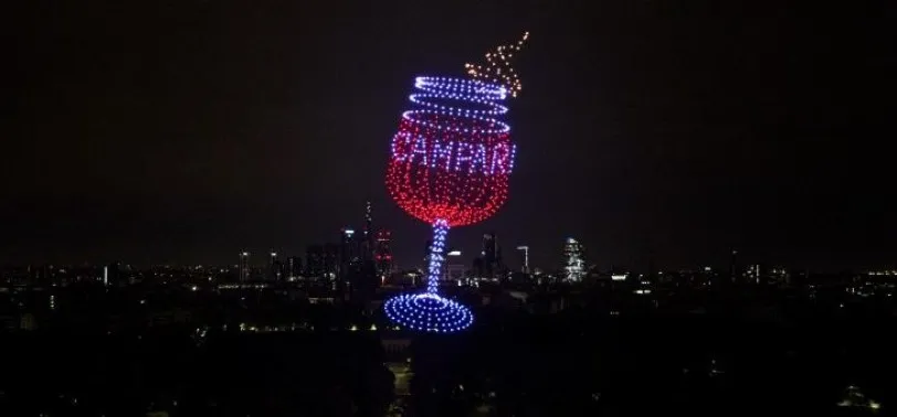 Uno spettacolo di droni luminosi annuncia il restyling della bottiglia Campari