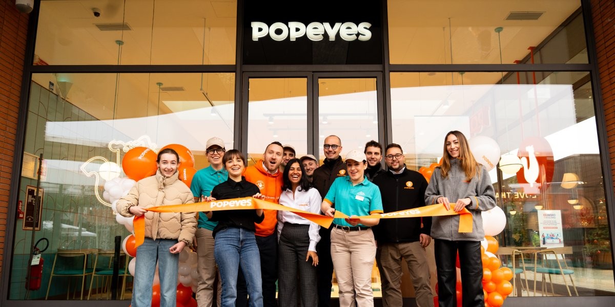 Popeyes chiude il 2025 con 17 ristoranti in Italia. L'ultima apertura a Vicolungo The Style Outlets