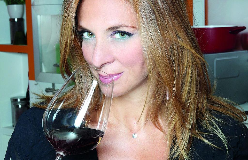 Pane e cultura. Adua Villa firma un romanzo rosé