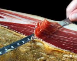 Prosciutto crudo: affettatura a mano o a macchina?