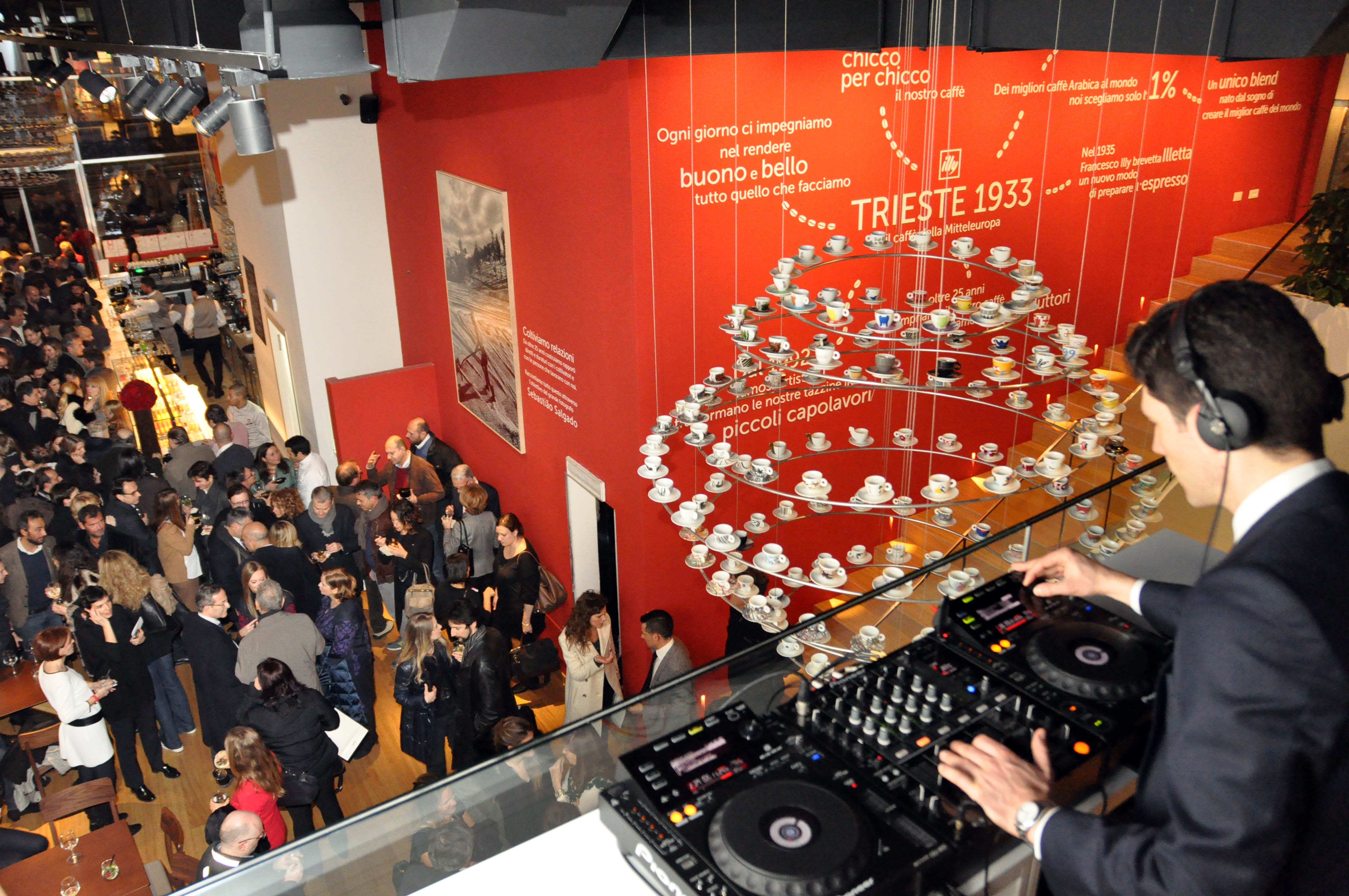 illy inaugura il primo flasghip store a Milano