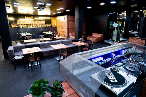 TOM.TheOrdinaryMarket, un po’ ristorante e bar, un po’ music club