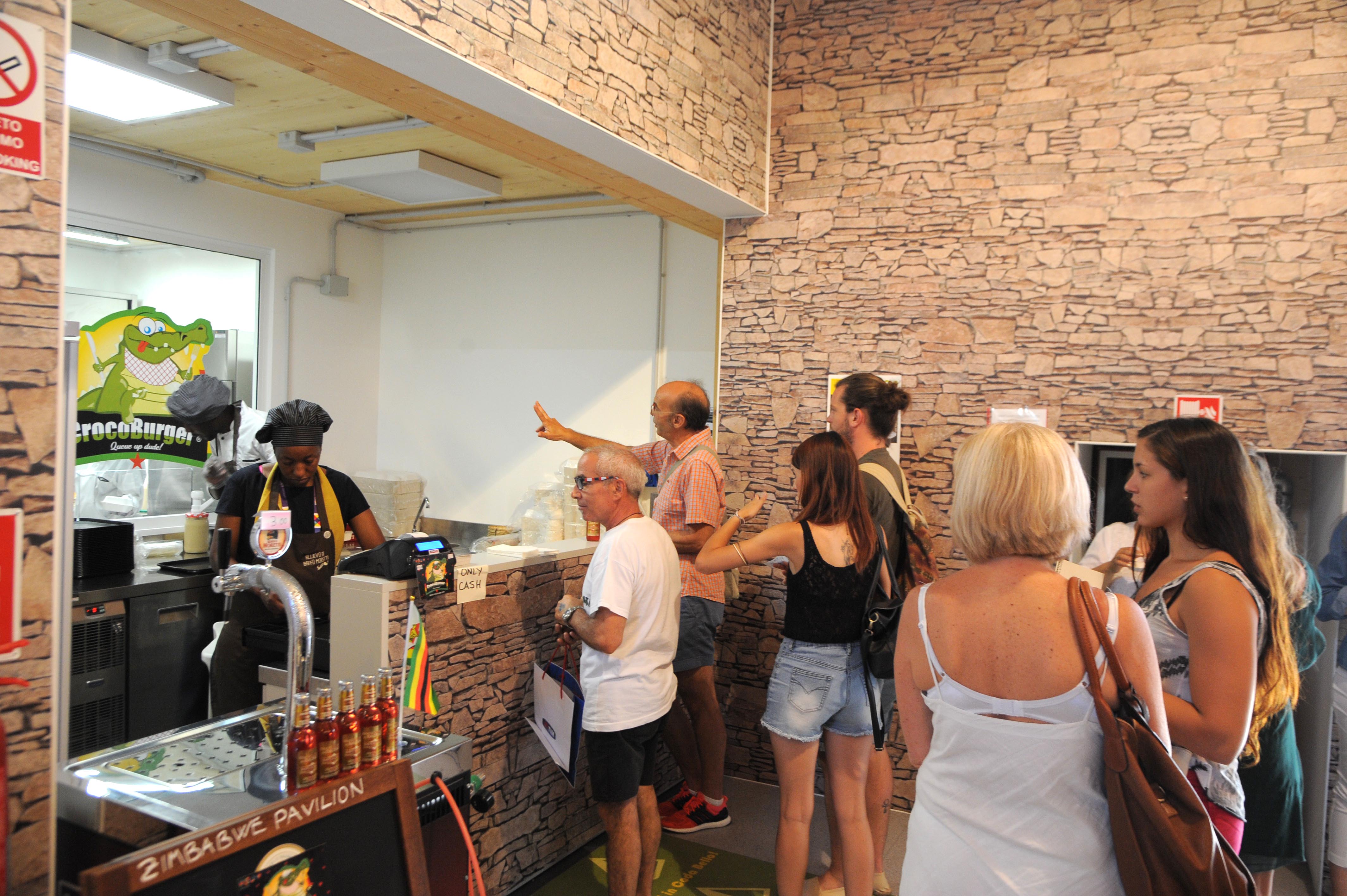 A Expo il “Crocoburger”, panino farcito con carne di coccodrillo