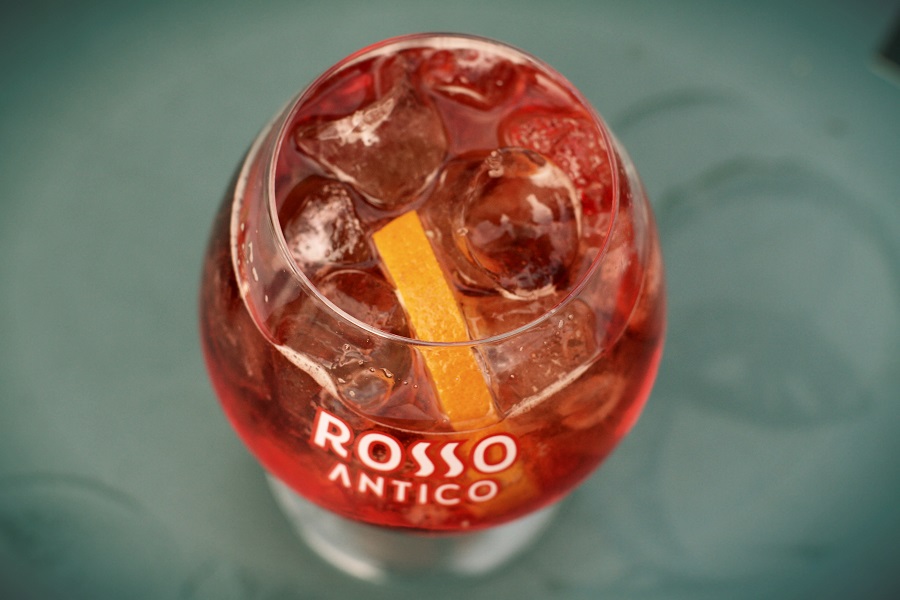 Rosso Antico colora con il Red Sixties Party la Drogheria di Torino