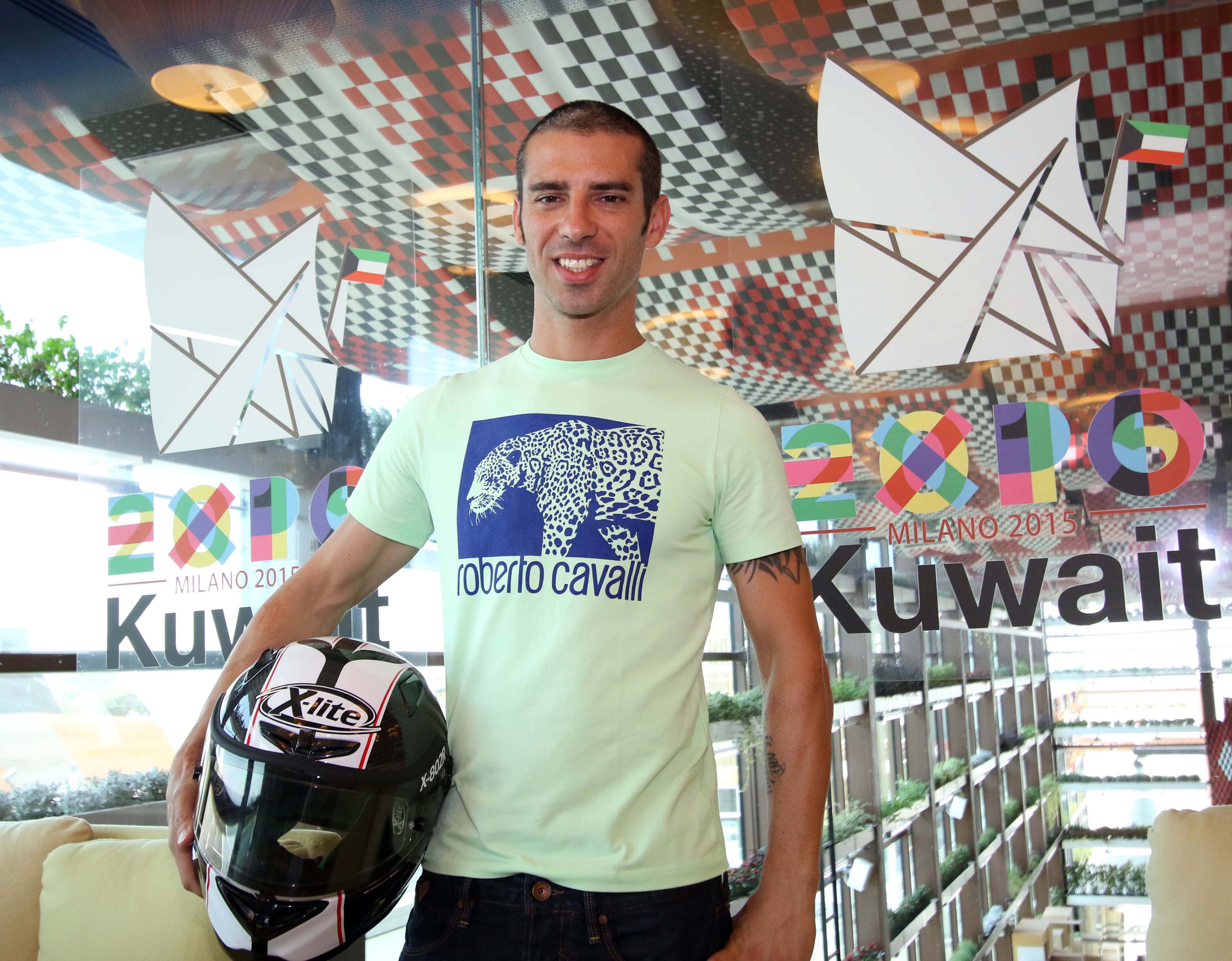 Marco Melandri a Expo sognando un'impennata sul Decumano