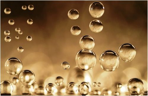 Easy e cheap: sul web le bollicine made in Italy battono lo champagne