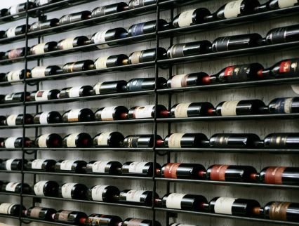 Vino: meno etichette, più prodotti stranieri nei locali italiani