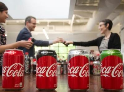 Svolta “rossa” per Coca Cola: ecco le nuove lattine
