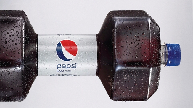 Pepsi, la bottiglia da due litri diventa un... manubrio da due chili