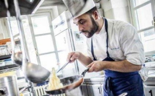 Lo chef Nicola Gronchi in Versilia, al Bistrot della famiglia Vaiani