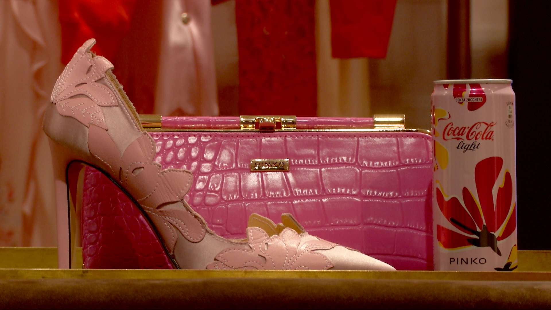 Pinko veste Coca-Cola: un 2016 all'insegna del #GlamTaste