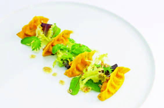 La ricetta: pasta tiepida alle erbe con topinambur su insalata primaverile