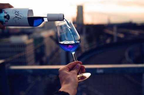 Bianco o rosso? Il vino di tendenza è... blu!
