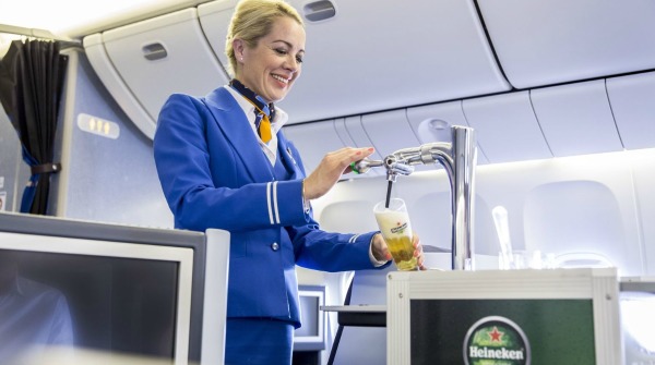 Heineken porta la birra alla spina sugli aerei di Klm