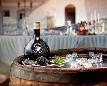 Izabella Zwack presenta Unicum Prugna
