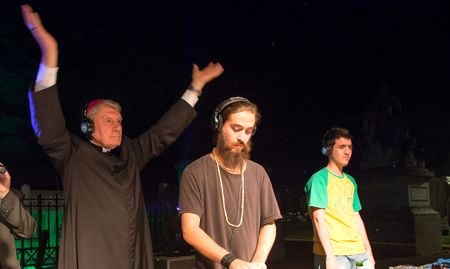 Monsignor Roberto Busti e il vescovo diventa dj