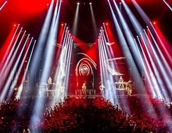 Clay Paky fa furore nel tour degli Scooter