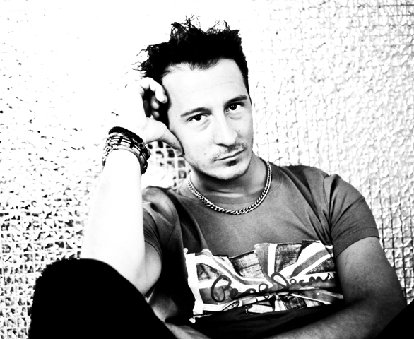 Simon from Deep Divas: le discoteche dettino legge