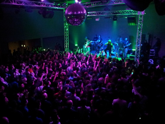 Il cantautore Fabrizio Moro ha scelto i club per la sua musica