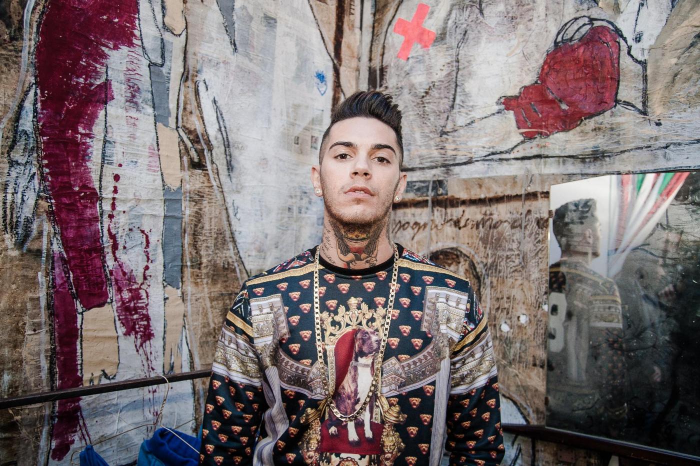 Emis Killa stilista per Happiness