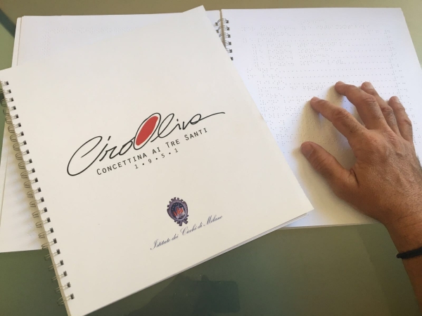 Menu in braille alla pizzeria da Concettina ai Tre Santi