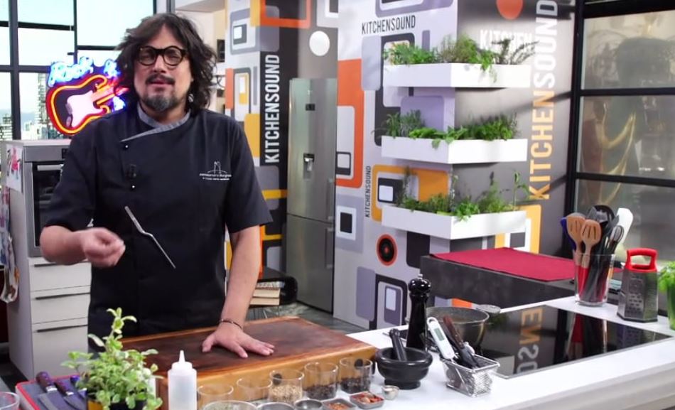 Alessandro Borghese Kitchen Sound, ecco il risotto fragole e champagne