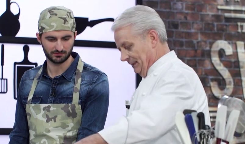 Iginio Massari The Sweetman, meringata con crema pasticcera e lamponi