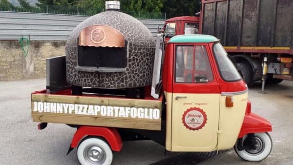 Pizza, riconosciuto il brevetto all’Apecar con forno a legna