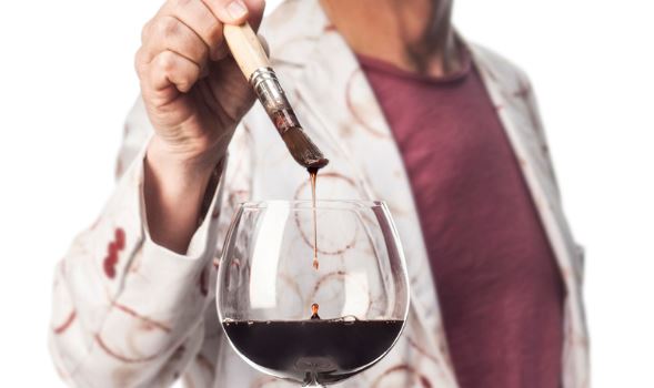 Al Vinitaly si esibisce Miky Degni, l'artista che dipinge con il vino