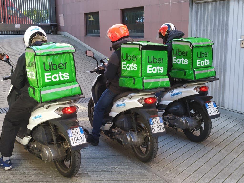 Food delivery, UberEATS si allea con Take My Things per le consegne