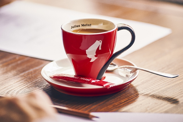 Julius Meinl offre il caffè a chi riscrive in versi la propria scena del cuore