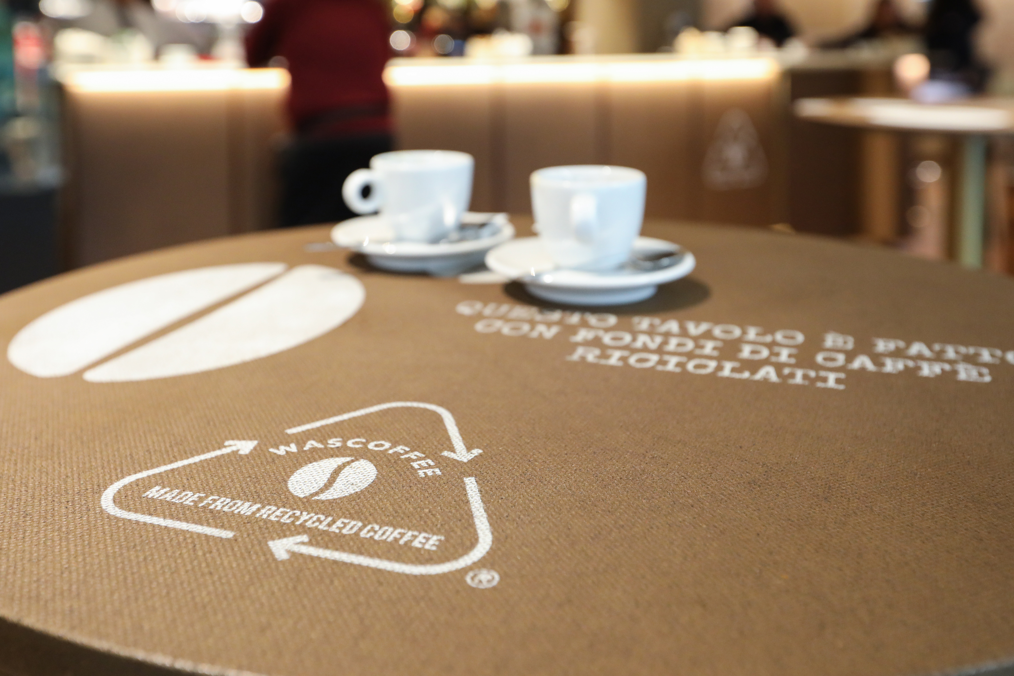 Il locale arredato con... i fondi di caffè
