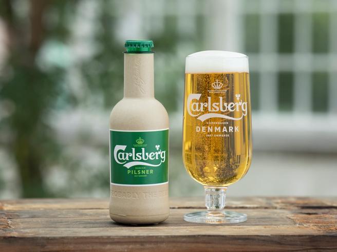 Carlsberg presenta le prime bottiglie di birra fatte di carta