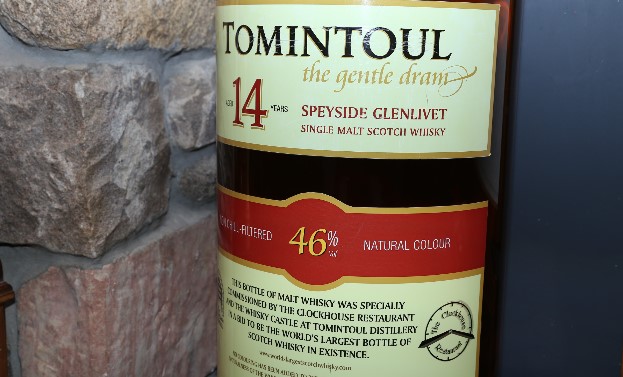 La bottiglia di whisky più grande al mondo venduta all'asta a 18mila €