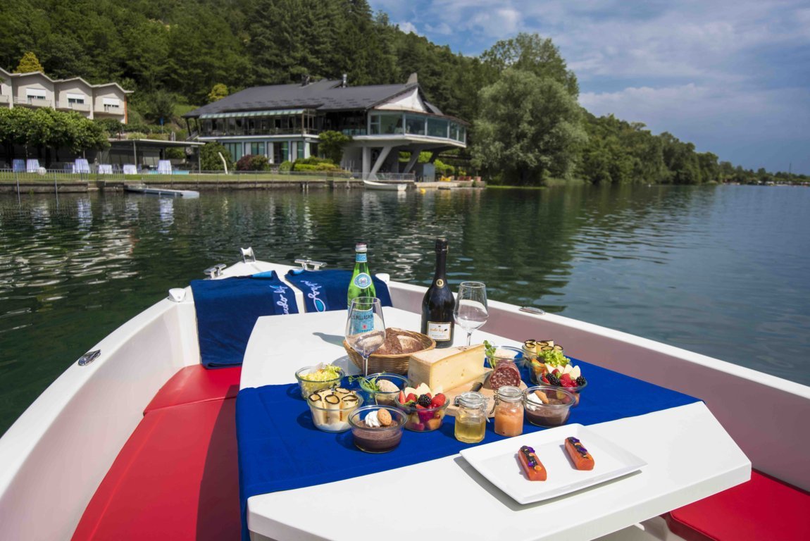 Picnic stellato in mezzo al lago, la barchetta dello chef Marco Sacco