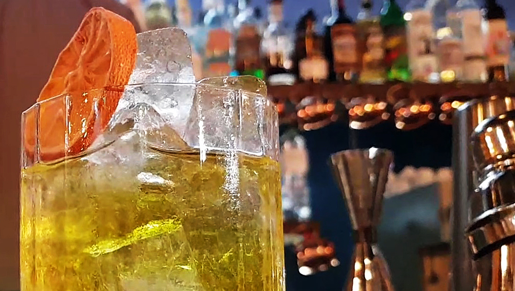 Quelli di San Patricio, twist del Negroni con mezcal e Suze. Video