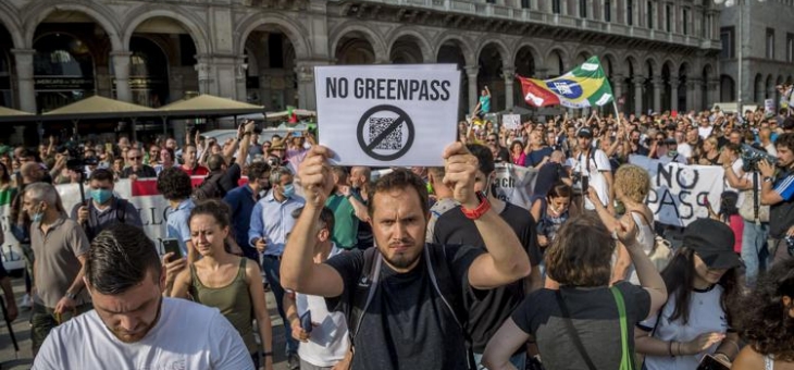 Montano le proteste contro il green pass