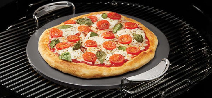 Pizza perfetta con gli accessori Weber