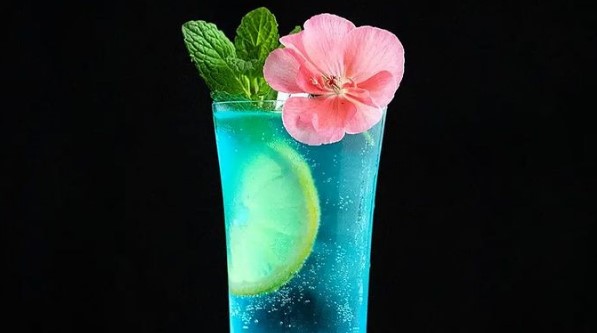 Drink Week, tre cocktail con blue curaçao: l'Amf di Amy Traynor